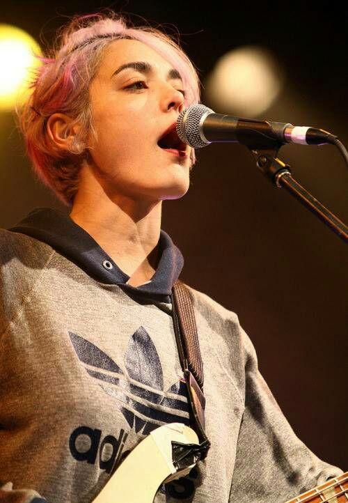 连英国摇滚乐队swim deep都对她欣赏有加,还将她写进了《k