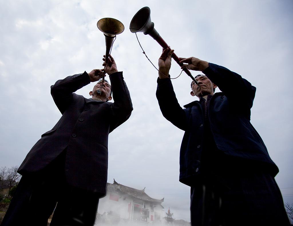 锣鼓,二胡,唢呐,铜锣,几个看似其貌不扬的乐器,在前辈们或吹或敲的