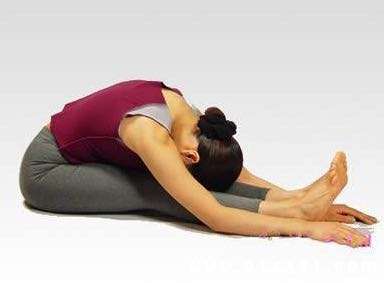 如何快速拉伸开腿部后侧的韧带?