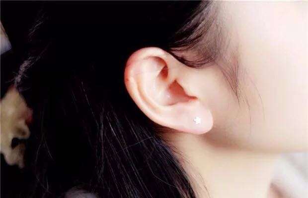 对于耳垂偏大,厚的人,应如何选择打耳洞的位置?