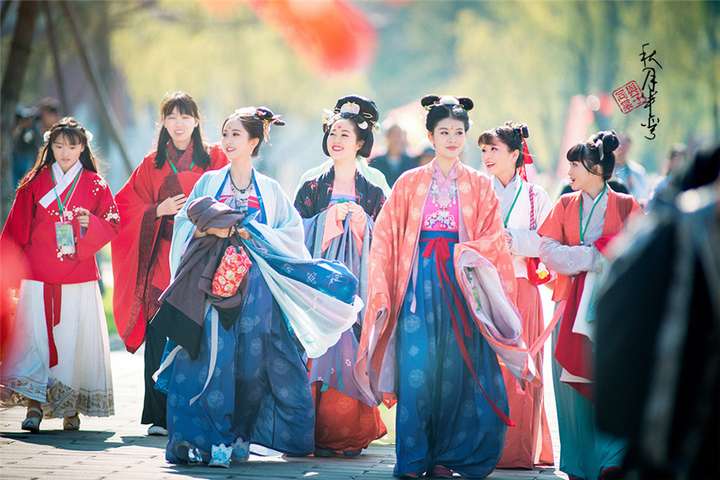 汉族的民族服装是什么,在每个朝代都有什么特点?