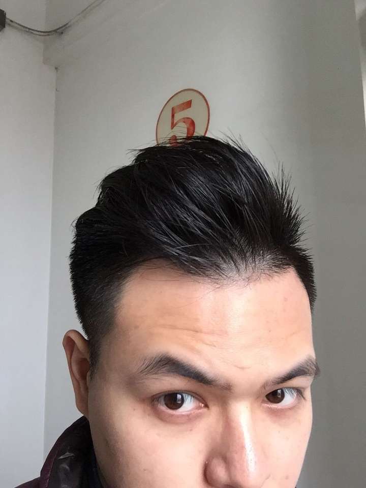 我也是黑粗硬的发质,梳起来很容易打理的,放下来反而会塌.