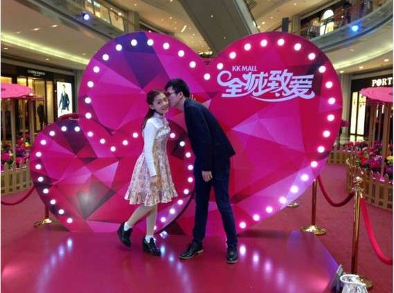 上海新天地有一个圣诞树,只要两个人在下面拿着两个东西接吻就能使这