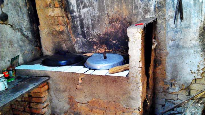 2,这是回老家,拍的是奶奶家的老灶台,看起来好破,但是做出来的饭菜好