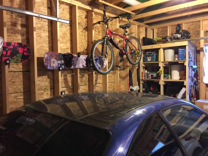 家里要装修,房子很小,求在客厅收纳两个人的公路车,双板滑雪装备及