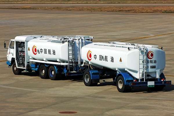 请问大机场怎么运输航油的?