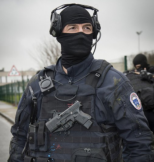 然而隐蔽的枪套并不只有这一种:,,……和这些相比, 腋下枪套兼顾了