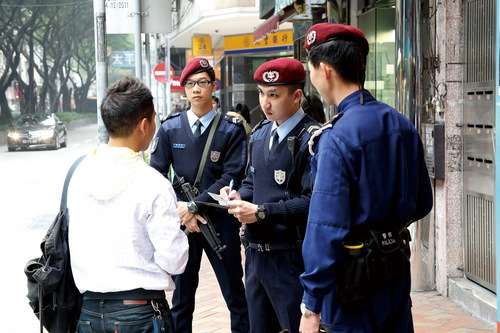红色贝雷帽的特警在街上巡逻