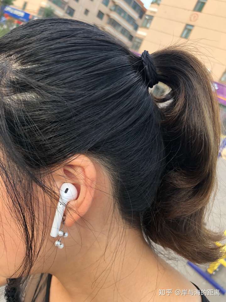 最后放出和女朋友一人佩戴一只的皂片