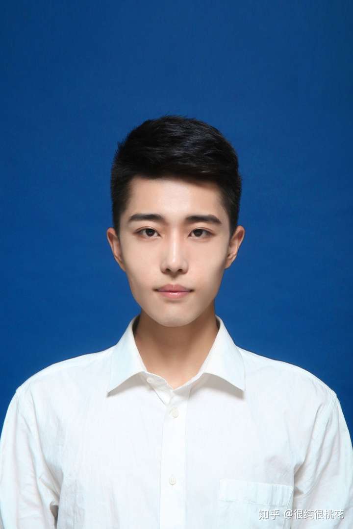 不说美颜相机   就连时隔一个月照的证件照差距都这么大  心态崩了