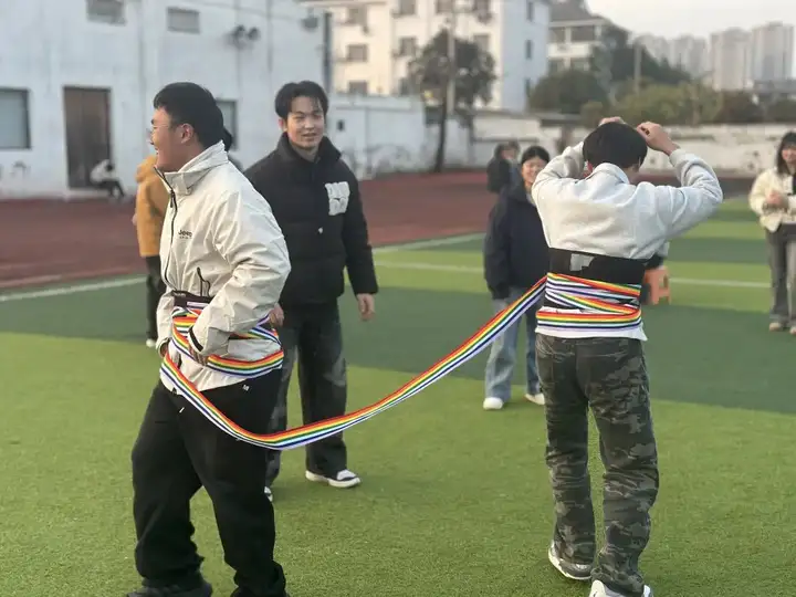 浙江省广播电视中等专业学校富阳校区趣味运动会圆满结束!(图5) 浙江省广播电视中等专业学校富阳校区趣味运动会圆满结束!(图5)