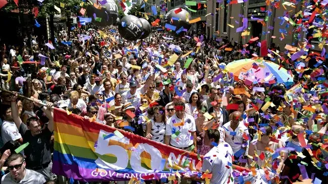 2019)也第一次来到了这个历史上首个lgbtq 平权运动的发生地,美国纽约