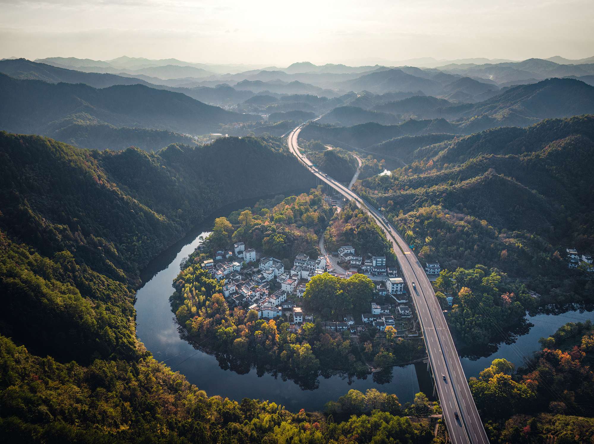 欢喜哥削苹果 的想法: 现在并不是油菜花季,因此婺源江岭景区的