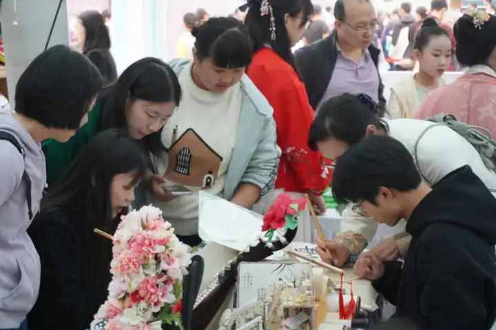 知识无界梦有光 智慧人生绘新章 | 我校参加浙江省暨杭州市全民终身学习活动周(图2) 知识无界梦有光 智慧人生绘新章 | 我校参加浙江省暨杭州市全民终身学习活动周(图2)