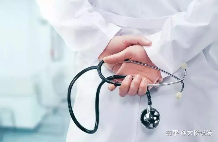 省妇幼保健院医生在医院更衣室，猥亵曾经的实习生，被判刑！