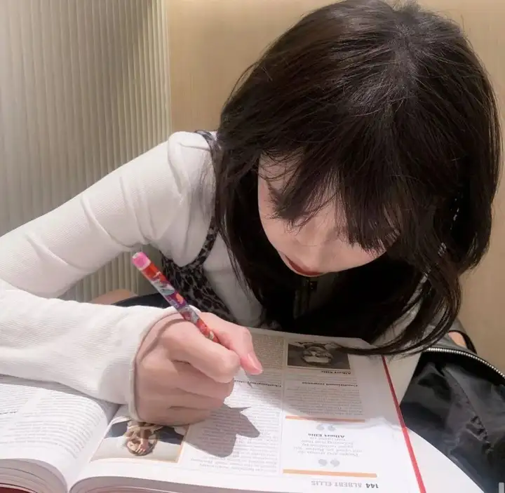 励志女生头像爱读书认真搞学习女头