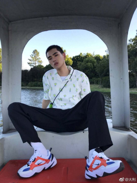 男生夏天搭配什么样的衣服显得文艺干净