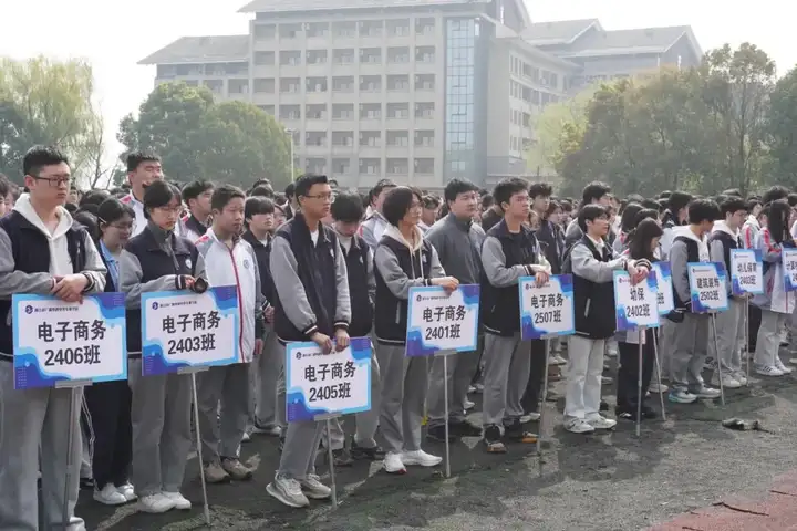 【平安校園】校警聯(lián)動(dòng)護(hù)成長(zhǎng) 知法懂法守青春 | 塘棲校區(qū)開展法治安全講座！(圖3)