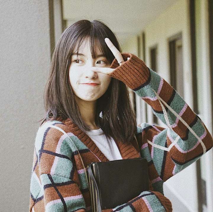 拉直的时候想留中分 刘海也像弄弄 中分怎么弄啊?