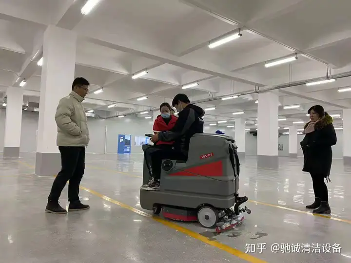 燃爆了(武汉洗地机出租)武汉驾驶式洗地机,(图2) 燃爆了(武汉洗地机出租)武汉驾驶式洗地机,(图2)