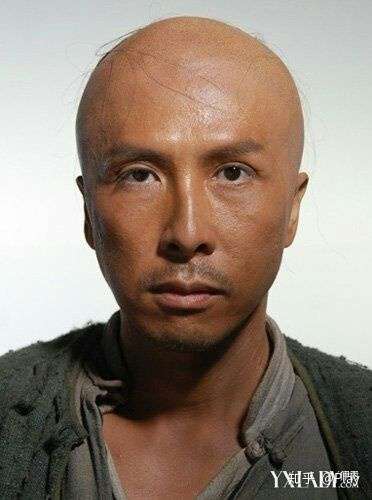 开始秃了,头顶越来越少头发,我决定再秃点就刮光头,如何做一个有气势