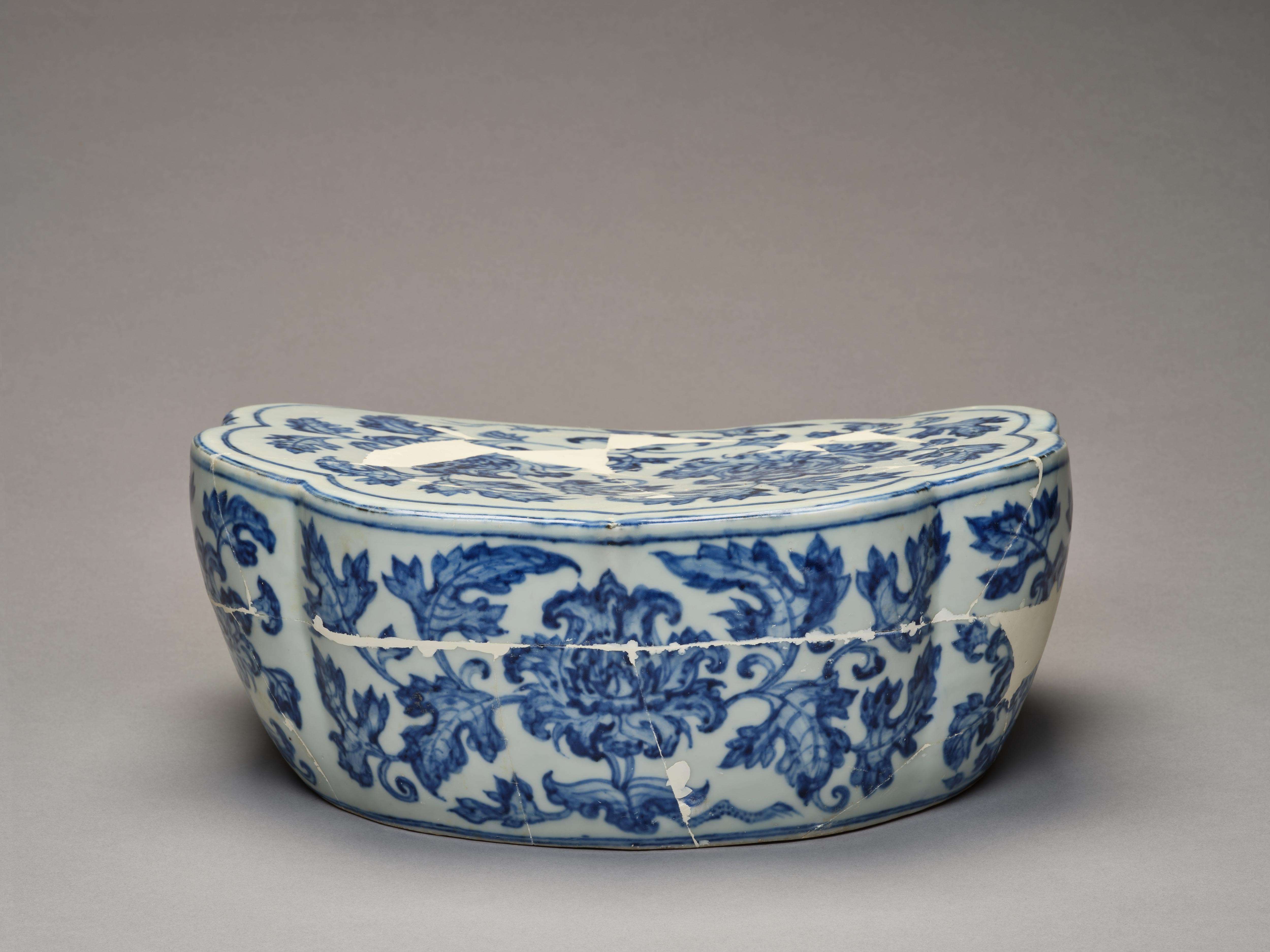 心中即天下 的想法: 瓷枕在明代御窑瓷器中相当稀少,传世罕见