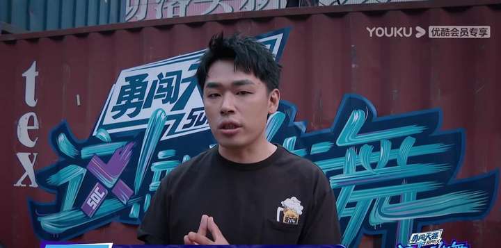 街舞3主持人廖博身上穿的衣服是什么牌子的