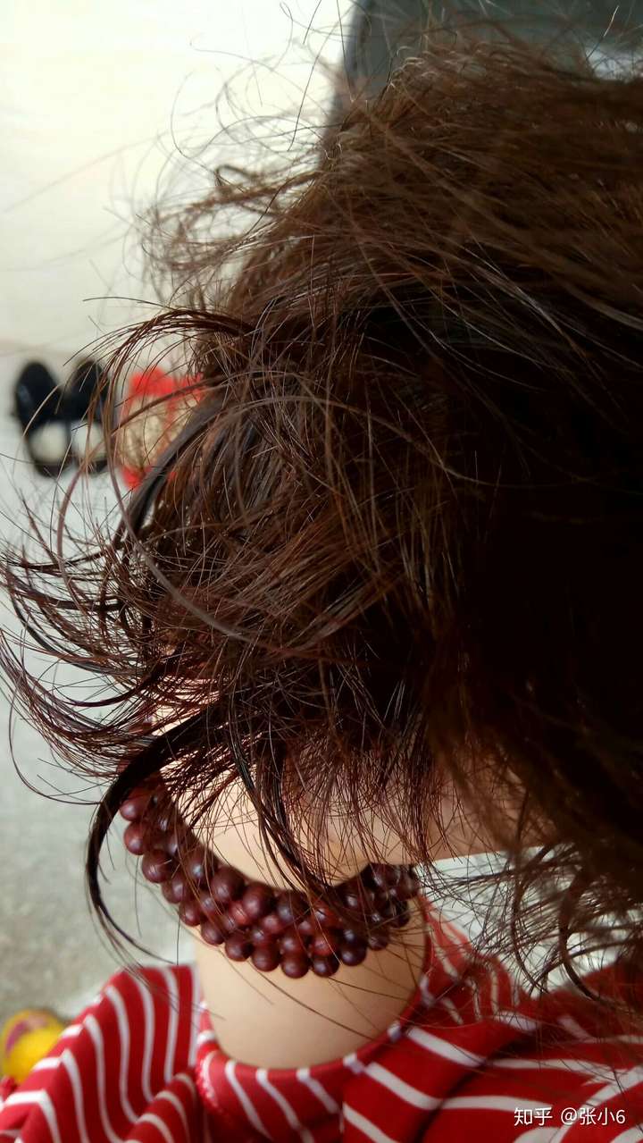 为什么中国女生有的人头发天然是棕色或者棕黑的而男生没有?