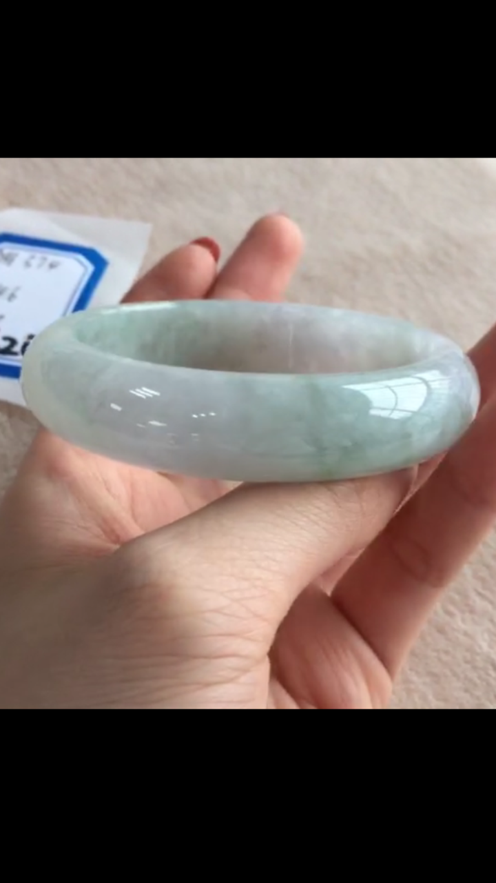 大家帮我看看这只 冰糯种 晴绿,微棉,值多少钱吧?