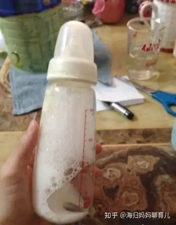 误区1-让宝宝吸空奶瓶