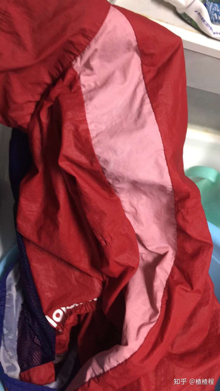 红色衣服的白色部分被染成粉色,用过白醋,食盐,衣服漂白液,还是没有用