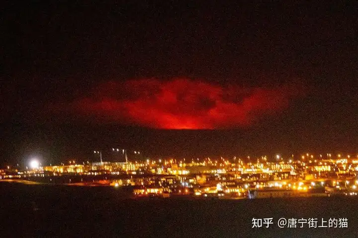 冰岛火山喷发，岩浆将天空映成了红色，此前发生17000次地震