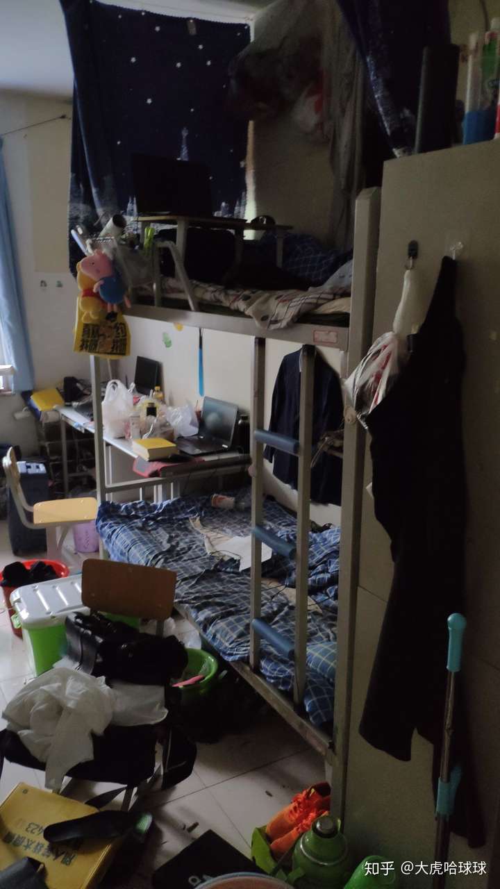 只有毕业的时候往家邮东西宿舍里面乱七八糟的照片,也好,让我来打碎