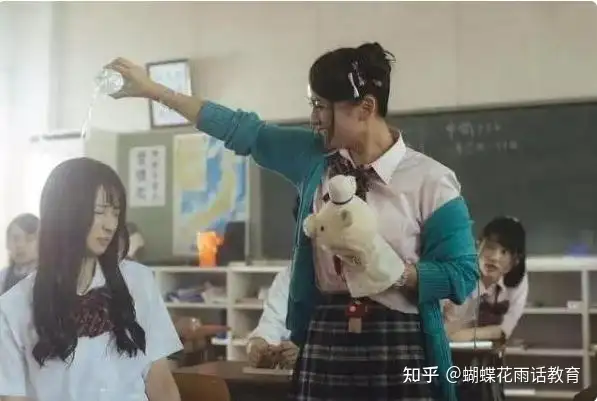 女儿遭遇霸凌，对方不以为意；父亲教科书式出手，霸凌者丧魂失魄