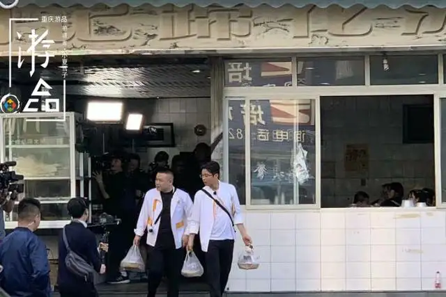 重庆实力宠粉：五一举行升国旗仪式，为了游客再次封桥封路