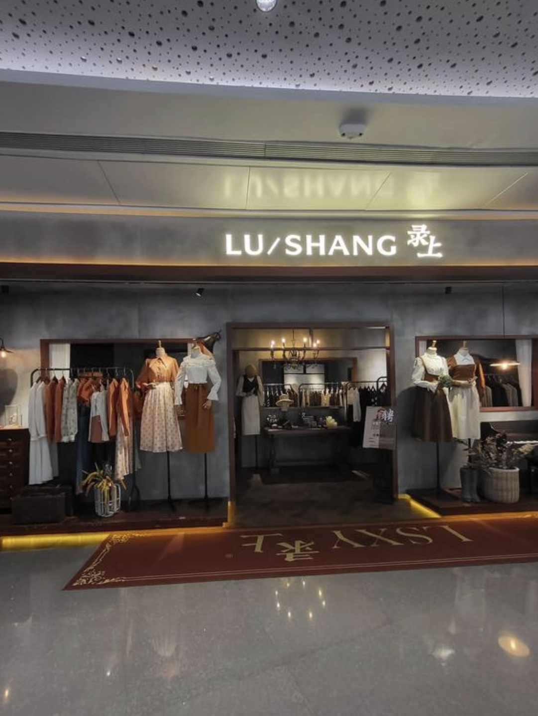 老易侃品牌 的想法: 现在的女装都这么卖了吗? | 录上,有一… - 知乎