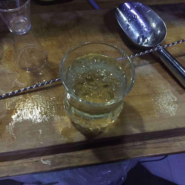 伏特加汤力(vodka tonic)怎么没人说? 轻松简单. 海波杯,满冰.