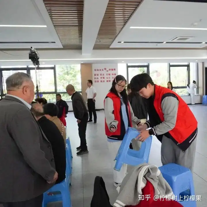 【活力校园】青春播爱 雅韵传情 | 塘栖校区学生志愿者助力枇杷湾社区送戏下乡活动(图6) 【活力校园】青春播爱 雅韵传情 | 塘栖校区学生志愿者助力枇杷湾社区送戏下乡活动(图6)