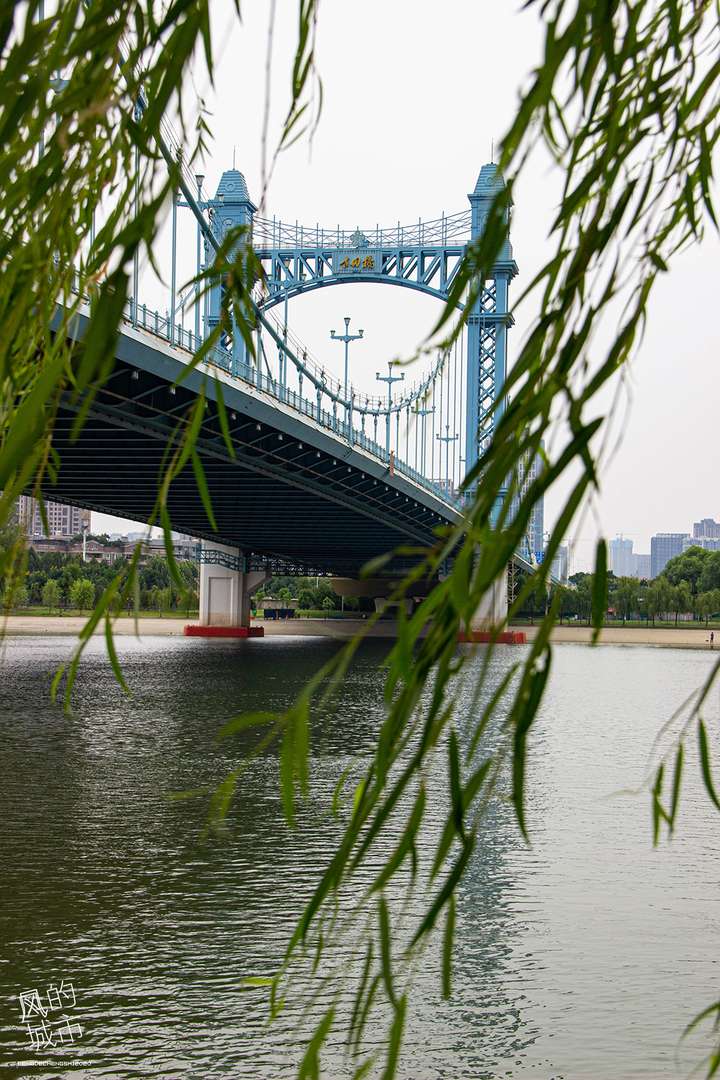 普鲁士蓝色的古田桥