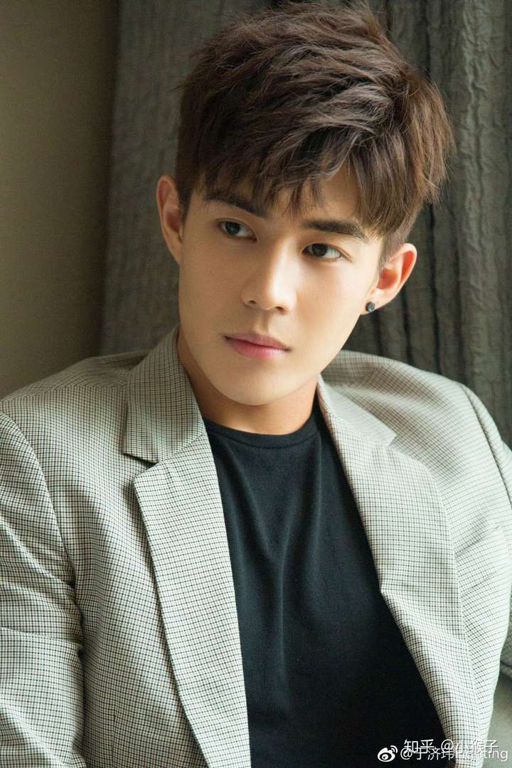 有没有人觉得《归去来》里的宁鸣扮演者于济玮和任嘉伦长得很像?