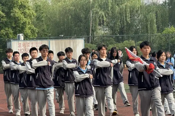 感恩存心間，所遇皆溫柔 | 我校塘棲校區(qū)升旗暨五子棋、軍旗頒獎(jiǎng)儀式