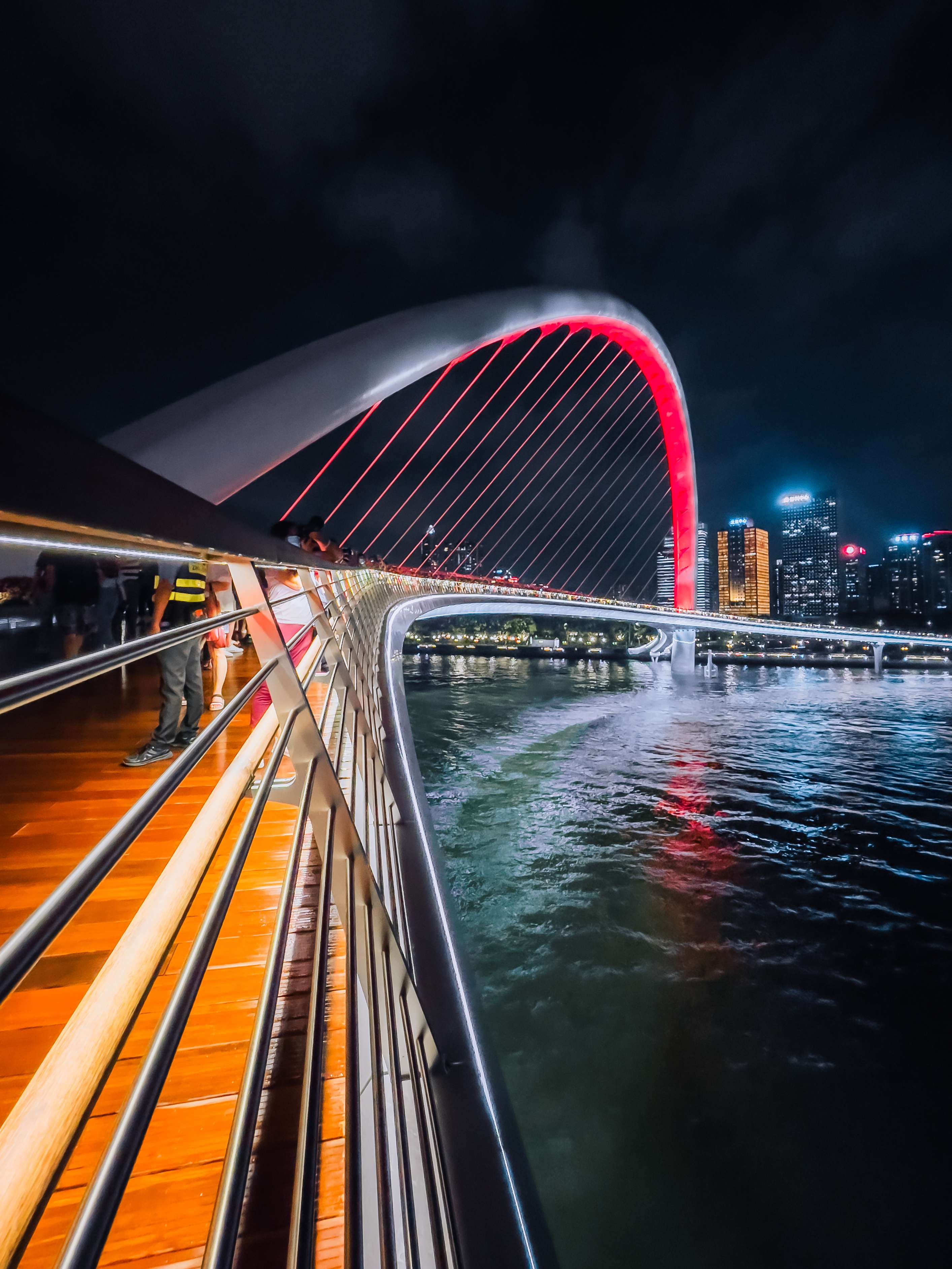 玩转手机摄影 的想法: 打卡海心桥 | by 沃伦 shot on iphone 12