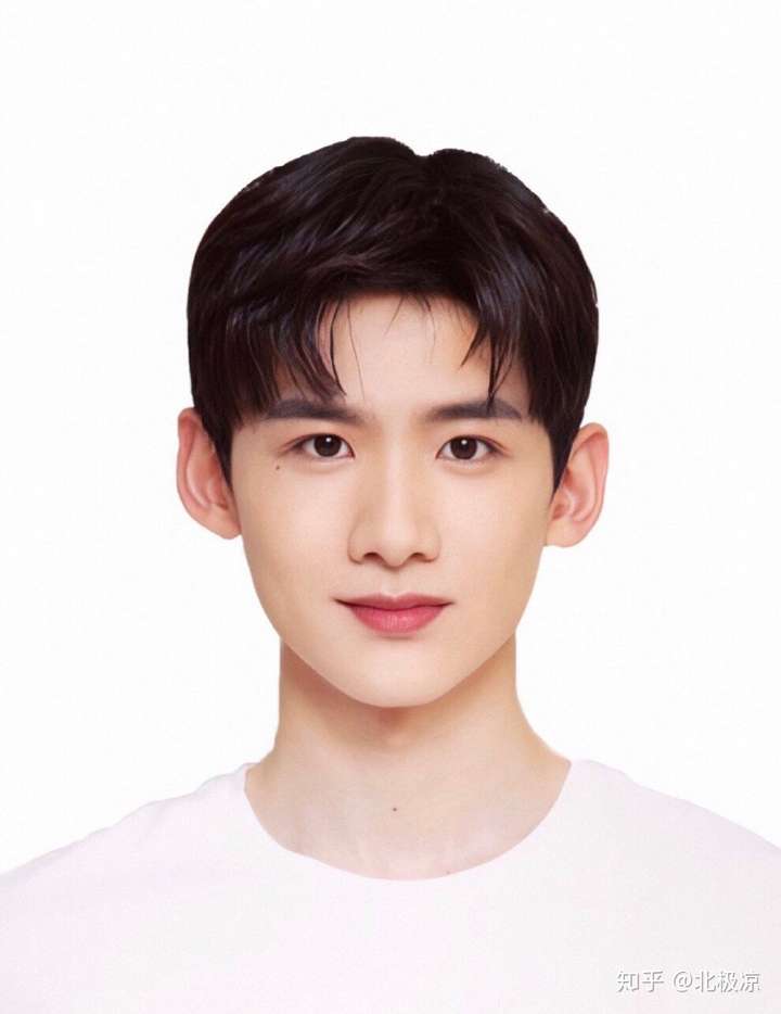 为什么白敬亭看起来特别显小?