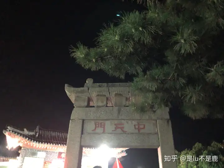 游客夜爬泰山高举国旗迎国庆（国庆期间爬泰山的人多吗） 第6张