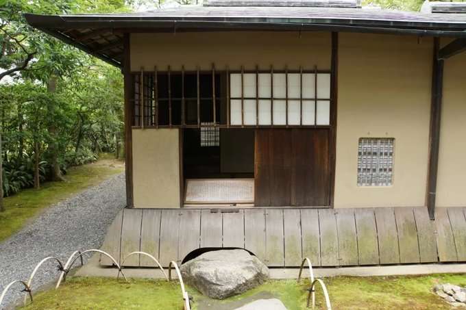 画像茶室入口 茶室入口狭い