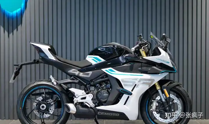 国产450CC中量级仿赛：2023款春风450SR和QJMOTOR赛450谁与争锋？