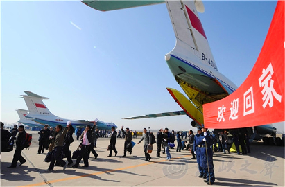 3 月 2 日,四架空军飞机顺利完成撤侨任务 3 月 2 日,四架空军飞机顺利完成撤侨任务