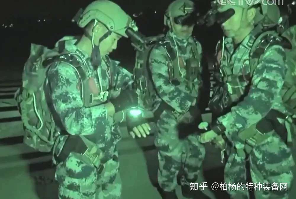 我军特战部队已开始大量换装双目夜视镜夜战训练如虎添翼 知乎