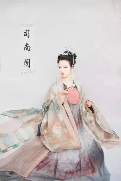 可有人知道抖音fofo 酱穿的汉服是哪个啊?