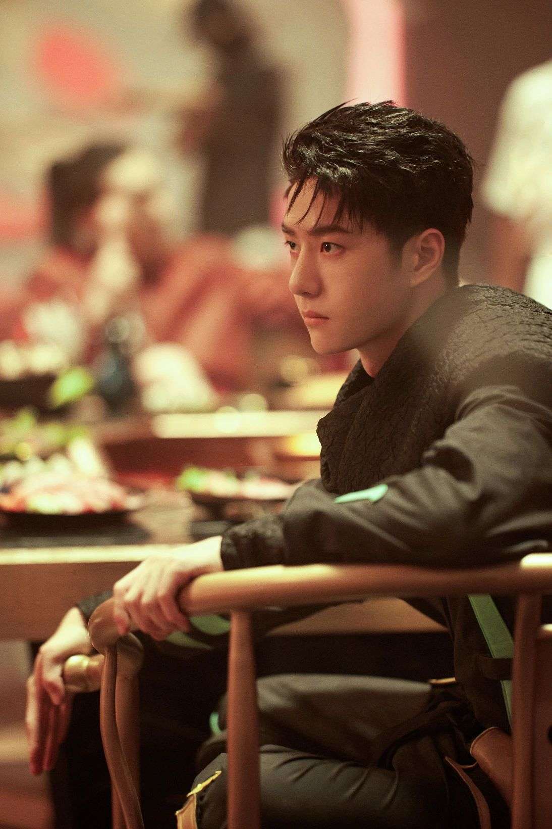 王一博造型 工装风与侠客造型完美融合 举杯之间展现铮铮风骨 知乎